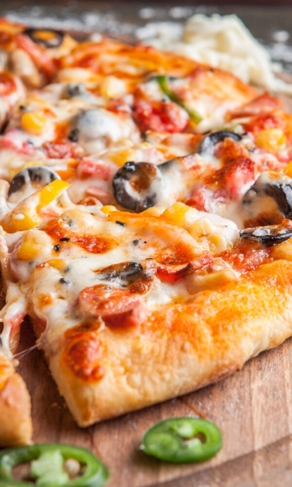 side-view-pizza-with-chopped-pepper-board-cookware side-view-pizza-with-chopped-pepper-board-cookware